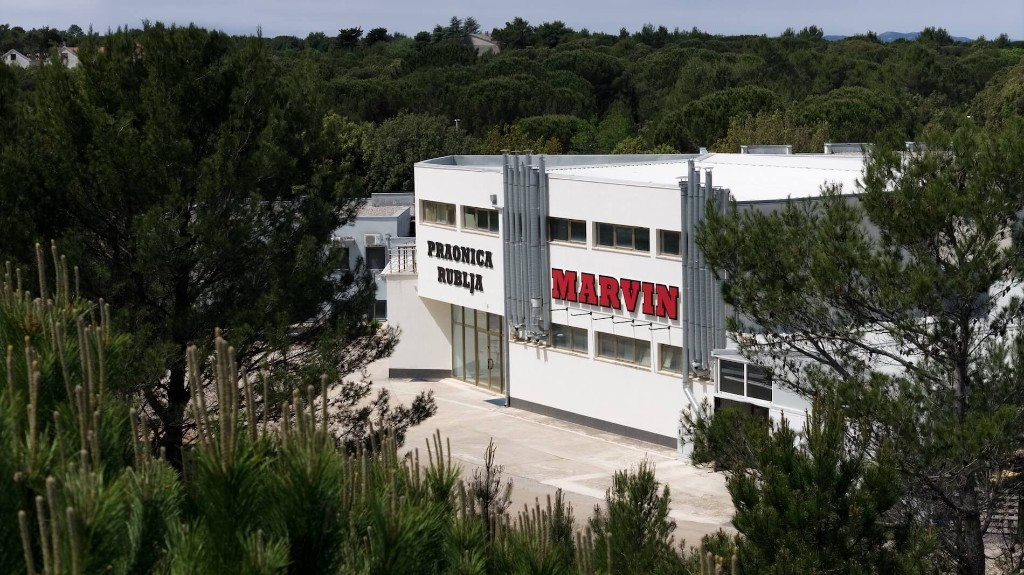 Praonica Marvin u Zatonu — industrijska zgrada s natpisom MARVIN okružena šumom.